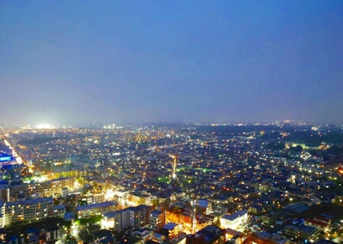 都市の夜景が楽しめる高層階の住まい。日中と夜とで異なる表情を見せる景色が、住まいの魅力をさらに高めています。採光も良好で明るい住環境です。