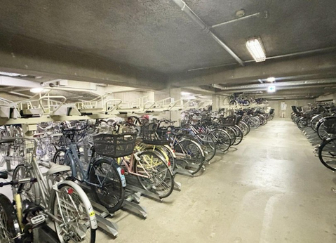敷地内の駐輪場は、自転車を使う方にとって便利な設備です。整ったスペースで、通勤や通学にも安心して利用でき、日々の生活に利便性と快適さをプラスしてくれます。