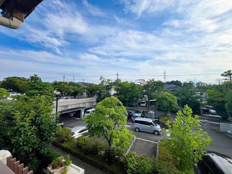 現地(2025年6月)撮影。広がる景色が楽しめる眺望が魅力の住まいです。四季折々の風景が日々の生活を彩り、自然と気持ちが安らぐ空間が広がります。窓から眺める景色が、心にゆとりをもたらしてくれます。