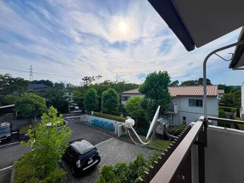 現地(2025年6月)撮影。眺望が魅力の住まいで、窓からの景色が心を癒してくれます。季節ごとに移ろう風景を楽しめ、心安らぐ時間が流れる空間が広がります。毎日の生活に豊かさを与えてくれる場所です。