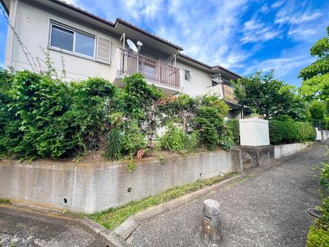 現地(2025年6月)撮影。外観はシンプルながらも洗練されたデザインで、周囲の街並みにも調和しています。品のある佇まいが、暮らしに安心感と誇りをもたらしてくれます。