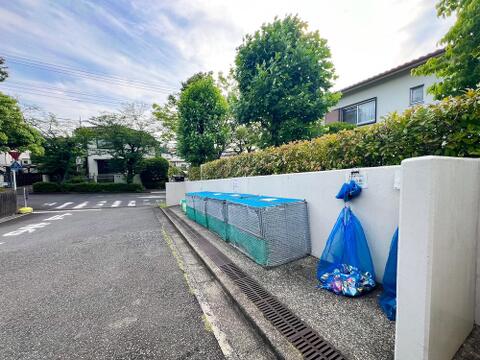現地(2025年6月)撮影。落ち着きのある住宅街に立地し、日常の生活が静かに流れる環境が魅力です。周辺には緑も多く、散歩やジョギングにも最適。心身ともにリラックスできる住環境が整っています。