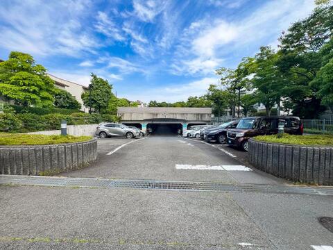 現地(2025年6月)撮影。敷地内に駐車場があるため、車の移動がスムーズに行え、日常の外出が便利です。マンションの管理体制が整っており、防犯面でも安心して利用できる駐車場です。