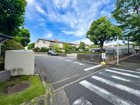 現地(2025年6月)撮影。閑静な住宅街に立地するため、周囲の喧騒を感じることなく落ち着いて過ごせる住環境が魅力です。穏やかな空気が流れ、日常の疲れを癒すためのゆったりとした時間が過ごせる住まいです。