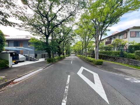現地(2025年6月)撮影。静かな住宅街に位置しており、騒音を気にせずリラックスした毎日を楽しめます。安心感のある環境が整っているため、小さなお子様がいるご家庭や静かに暮らしたい方にもぴったりの立地です。