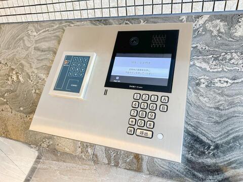 来訪者を映像で確認できるモニター付オートロックを採用。防犯性にも配慮された設備で、毎日の暮らしに安心感をもたらします。