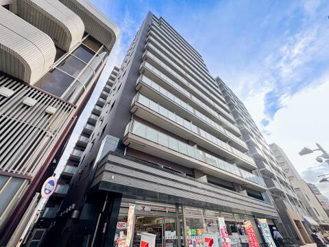 駅前エリアに映えるスタイリッシュな外観デザイン。存在感のあるフォルムが街並みに調和しながらも目を引きます。