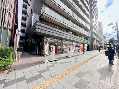 八王子駅徒歩圏に佇む築浅レジデンス。1階にはコンビニを備え、利便性と快適性を兼ね備えた魅力的な住環境です。