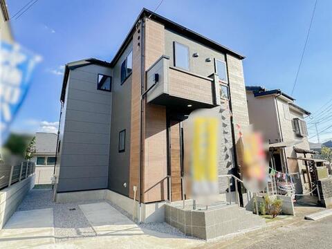 ベージュとダークカラーを組み合わせた、落ち着きのある外観デザイン。玄関まわりには異なる色合いや素材感を取り入れ、建物に表情を添えています。敷地内には駐車スペースも設けられた一戸建てです。