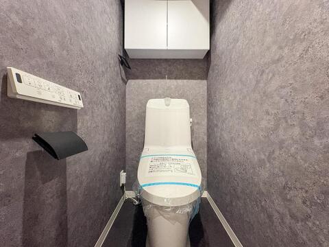 モダンなデザインの壁紙が落ち着きを演出するトイレ空間。最新の機能が搭載され、家族みんなが快適に使える清潔な場所です。