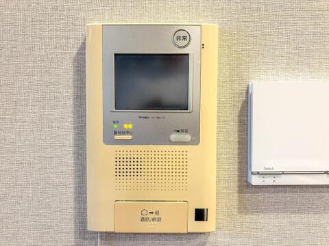 家族の安心を守るモニター付きインターホンを完備。お子様が一人でいる時も、来訪者を映像で確認できるので、日々の暮らしにゆとりが生まれます。