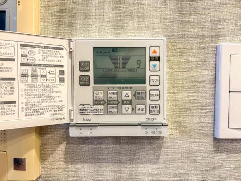 タイマー機能付きの床暖房リモコンで、いつでも快適な室内環境を。家族のライフスタイルに合わせて、心地よい温もりを簡単に設定できます。