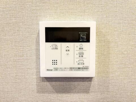 快適なバスタイムをサポートする給湯器リモコン。ワンタッチでふろ予約もでき、忙しい子育て世代の家事効率を高めます。
