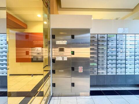 共用エントランスには、忙しいご家族に嬉しい宅配ボックスと集合ポストを完備。荷物の受け取りもスムーズで、日々の暮らしに安心とゆとりをもたらします。