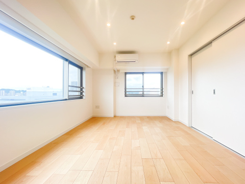 美しい木目調のフローリングがお部屋の奥まで贅沢に広がる、のびやかなリビングダイニング。複数の大きな窓から豊かな陽光が差し込み、お好みの家具を自由にレイアウトしやすいスッキリとした理想の間取りです。