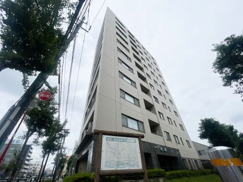 スタイリッシュで洗練された佇まいが街並みに映える、品格あるマンション。足元には植栽の緑が綺麗に美しく配されており、周辺の開放的な住環境とも調和してます。