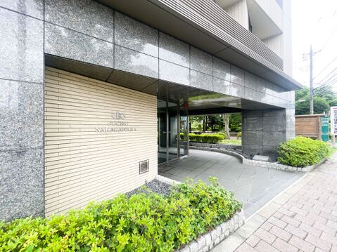 気品漂う大理石風の石貼りと洗練されたタイルが調和する、あふれるエントランスアプローチ。手前には瑞々しい植栽の緑が綺麗に整えられており、住まう方や訪れるゲストを誇らしく優雅に迎え入れます。