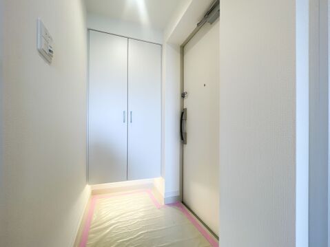 白を基調としたクリーンでスタイリッシュな玄関スペース。足元をすっきりと保てる収納力抜群のトールタイプのシューズボックスを完備しており、住まいの顔としていつでもお客様を気持ちよく迎え入れられます。