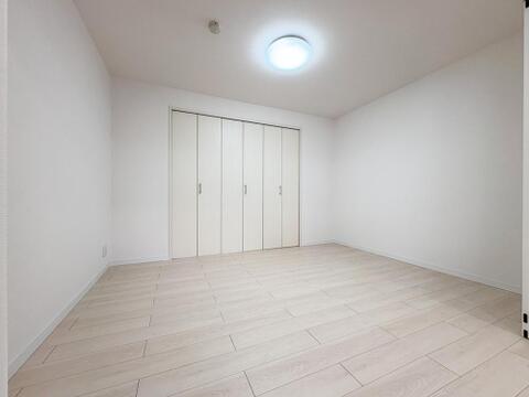 明るい光が差し込む洋室は、お子様の成長に合わせて様々に活用可能。大容量の収納で、家族の荷物もすっきり片付きます。