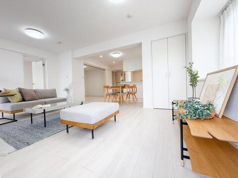 白を基調とした明るいリビングは、家族の笑顔と会話が自然と生まれる空間です。木のぬくもりを感じる家具が、心地よい団らんのひとときを演出します。