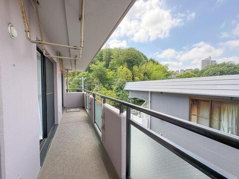 日当たりの良い広々としたバルコニーは、洗濯物干しに最適です。緑豊かな景色を眺めながら、家族の衣類を気持ちよく乾かせ、家事の時間が心地よいひとときに変わります。