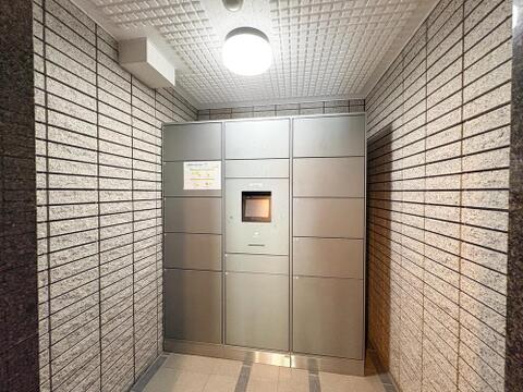 共働きのご家庭に嬉しい宅配ボックスを完備。不在時でも荷物の受け取りができ、忙しい毎日をサポートする便利なエントランスです。