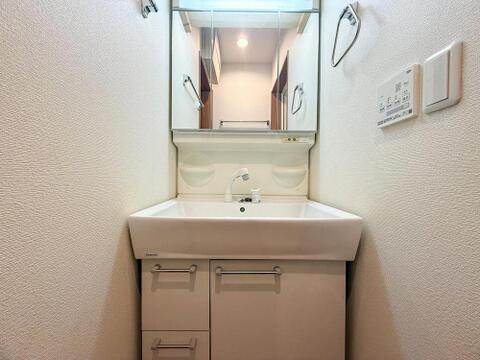 洗面台は、収納力も高く、家族みんなのアイテムをすっきり整理できます。