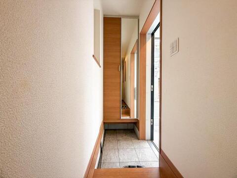 木の温もりを感じる玄関が、家族を優しく迎え入れます。大きな鏡で身だしなみを整え、笑顔で一日をスタートできる、そんな毎日がここに。