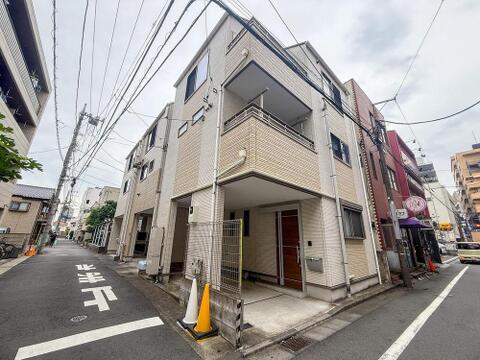 落ち着いた色合いの外観が街並みに溶け込む住まいです。