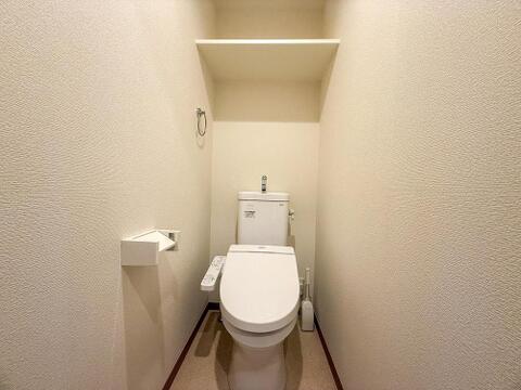 温水洗浄便座を完備した、清潔感あふれるトイレです。ゆったりとした空間で、家族みんなが快適に使える機能的な設計です。