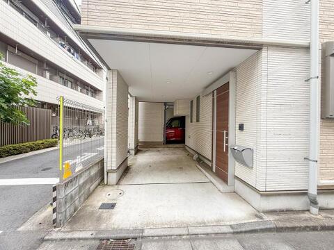 雨の日も安心の屋根付き駐車場。大切な車を守り、荷物の積み下ろしもスムーズで、お子様との外出も快適です。