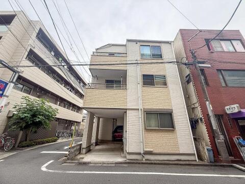穏やかな街並みに佇む、ベージュと白のコントラストが美しい外観。1階の駐車場は、子育て世代の送り迎えや買い物にも便利で、家族の時間を豊かに彩ります。