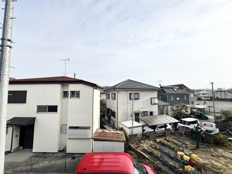 周囲に視界を遮る高い建物がなく、のびやかな住宅街と広い空を見渡せる開放的な眺望。バルコニーや窓から心地よい自然光を採り込むことができ、日々の暮らしの中で季節や時間の移り変わりを楽しめる景色です。