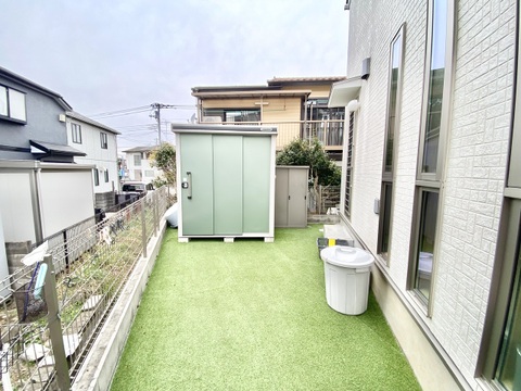 一面に美しい人工芝が敷き詰められた、すっきりと開放的なお庭スペース。奥にはガーデニング用品や季節物のアイテムをたっぷり収納できる大型の物置を完備しており、趣味や暮らしを豊かに支える機能的な空間です。