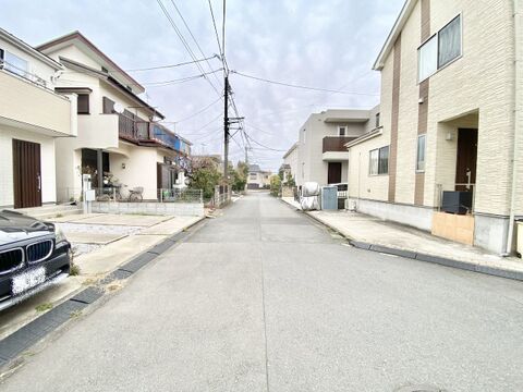 十分な道幅が確保され、小さなお子様連れでの歩行や毎日の車の出し入れもスムーズに行える前面道路。電柱が片側にスッキリと収まり、見通しが非常に良いため周辺の治安維持や防犯の面でも安心できそうな住環境です。