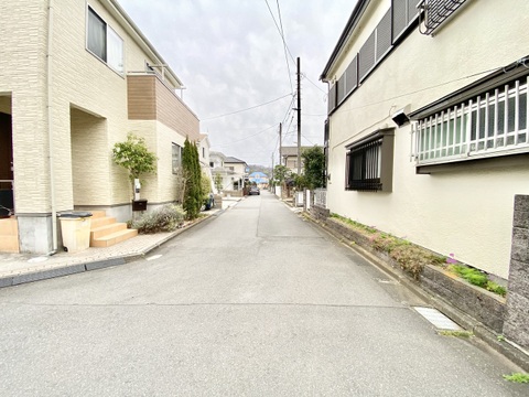 アスファルトが綺麗に舗装され、のびのびとした明るい青空が広がる前面道路。すれ違いにも十分なゆとりがあるため、大きめの自家用車をお持ちの方や、運転があまり得意でない方でもストレスなく快適に通行できます