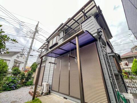 第一種低層の穏やかな環境:周囲に高い建物がなく、空が広く感じられる第一種低層住居専用地域内の邸宅です。