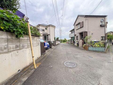 南側道路もゆとりある幅員。見通しが良く車の往来も穏やかなため、小さなお子様の通学も安心です。