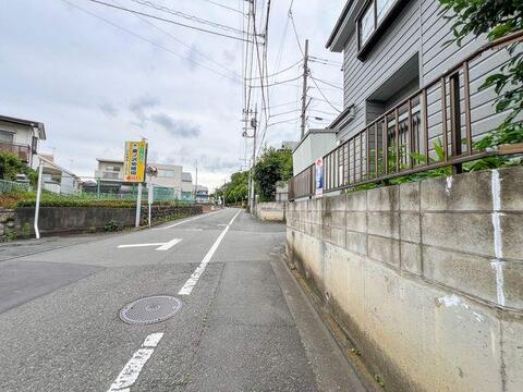 西側道路は開放感あふれる公道。向かい側との距離があるため陽当りが遮られず、のびのびとした街並みです。