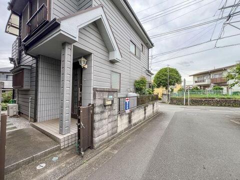 北・西・東(通路)の三方が抜けた角地ならではの贅沢な立地。隣家との圧迫感がなく、家全体に光と風が巡ります。
