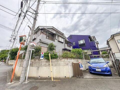 敷地への外部からの目線が自然と上がるため、空き巣などの抑止力にも繋がる安心の構造です。