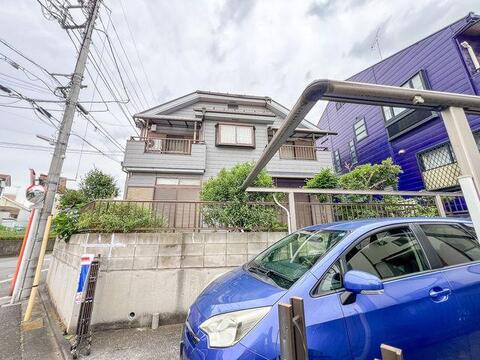道路面より敷地が一段高くなっているため、外からの視線が室内に届きにくく、カーテンを開けてのびのびと過ごせます。