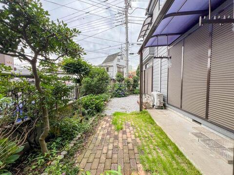 LDKから出入りしやすいレンガ敷きのアプローチ。便利なテラス屋根付きで、日差しを遮りながらお洗濯物を干せます。