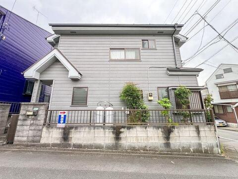 飽きのこないサイディング仕様:落ち着いたグレーのスタイリッシュな外観。周囲の緑とも美しく調和します。