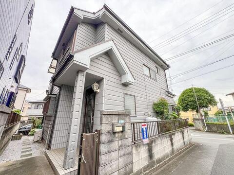 道路から玄関口が直接見えにくい設計になっており、居住者のプライバシーをしっかり保護します。