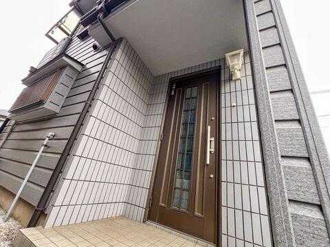 雨の日に優しいポーチ屋根:しっかりとした庇(ひさし)があるため、雨の日でも濡れずに落ち着いて鍵の出し入れが可能です。