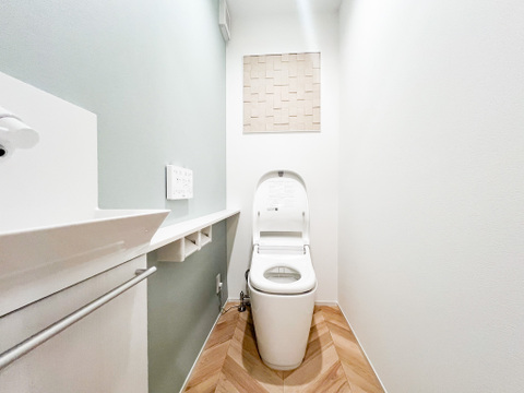 清潔感のあるトイレは、シンプルでモダンなデザインが魅力です。広めのスペースでゆったりと使えるため、毎日の生活がより快適に。綺麗だからこその心地よさを感じられる空間です。