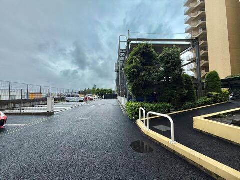 近隣の月極駐車場を探す手間が省ける、嬉しい敷地内駐車場。無償で利用できるため、毎月のランニングコストも抑えられます。
