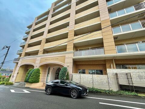 重厚感のある住まいの外観は、住む人に安心感をもたらします。シックな色合いが特徴で、落ち着いた雰囲気の中に温かみを感じるデザイン。長く愛着が持てる外観が魅力の住まいです。