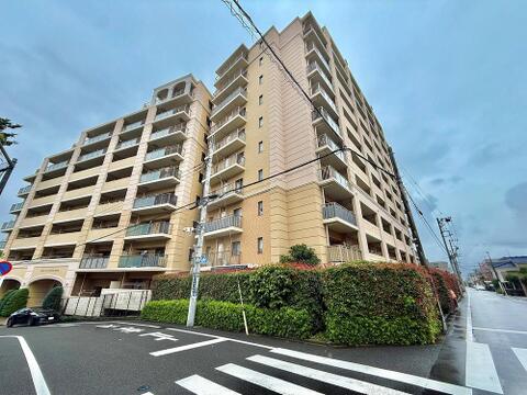 シンプルモダンなデザインが落ち着いた上質な印象を与える外観です。清潔感ある佇まいと街並みへの馴染みやすさが、住まいとしての確かな品格と魅力を高めています。